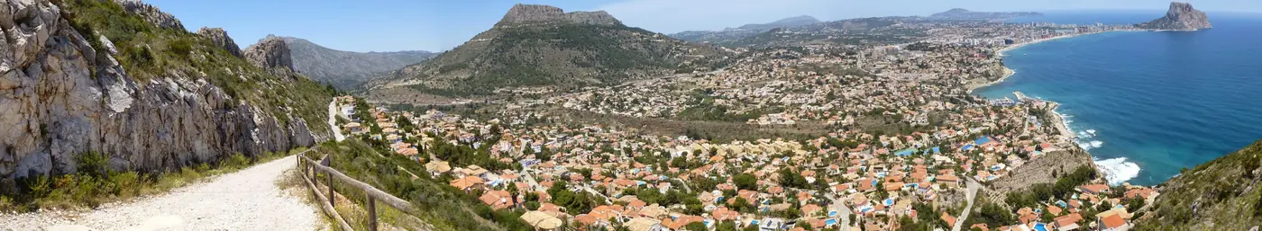 Panorama wybrzeża Calpe z Peñónem widziana ze zbocza Monte Toix