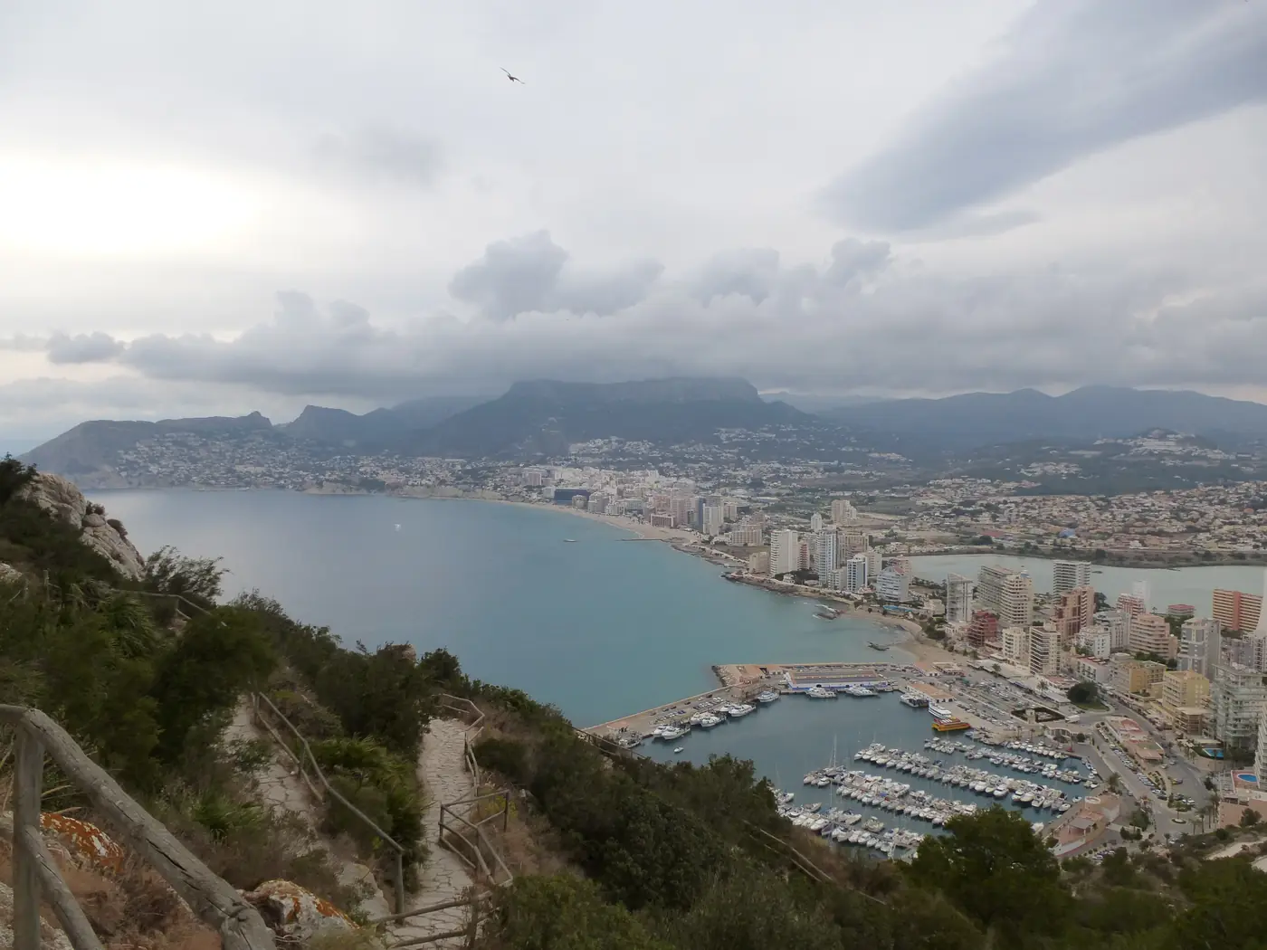 Widok ze szczytu Peñónu na Calpe i wybrzeże