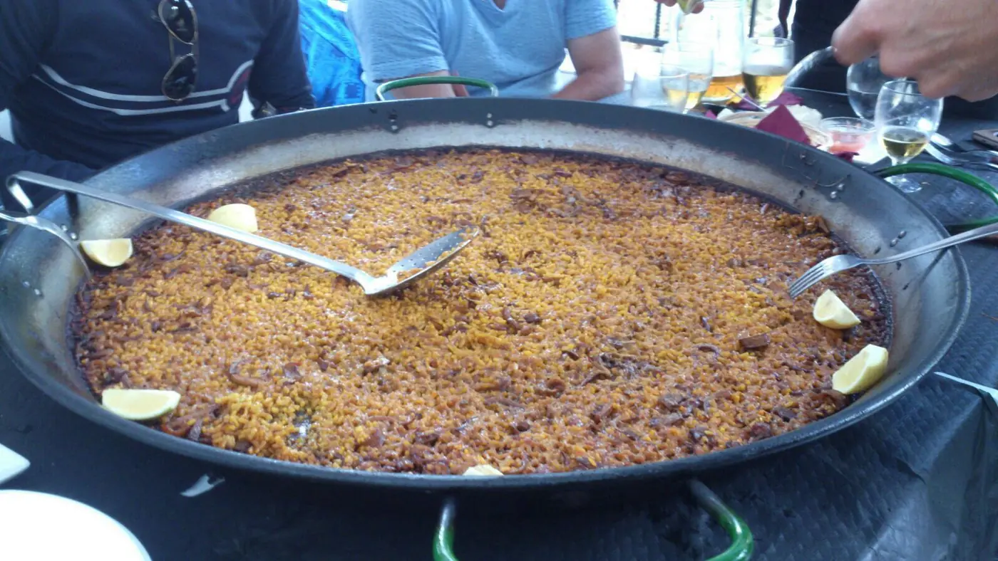 Arroz a banda na patelni — zdjęcie poglądowe