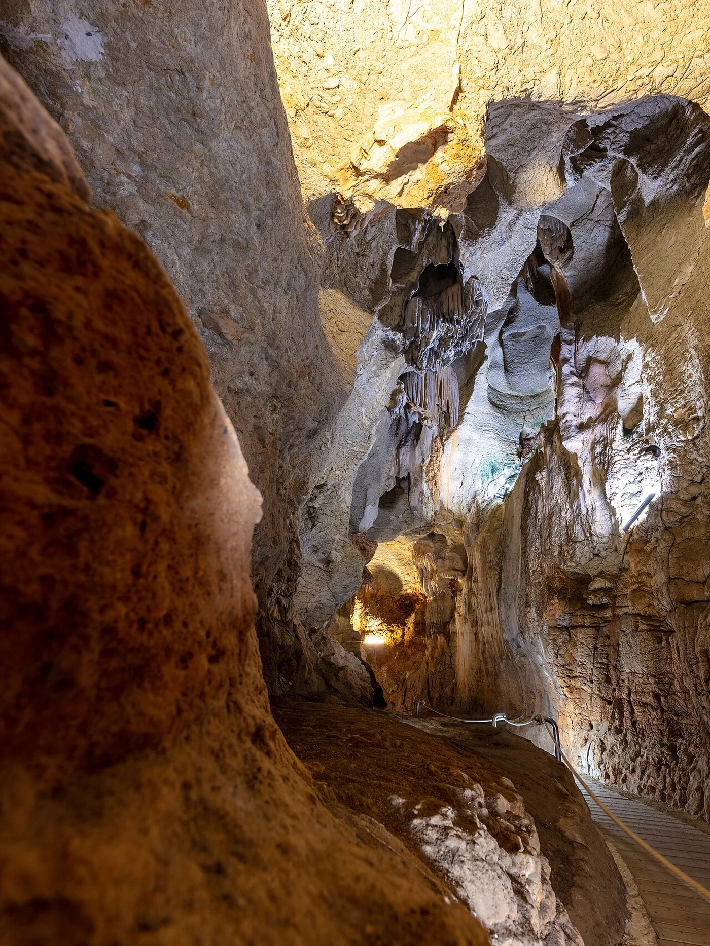 Wnętrze Cueva de las Calaveras — pomost widokowy między naciekami skalnymi
