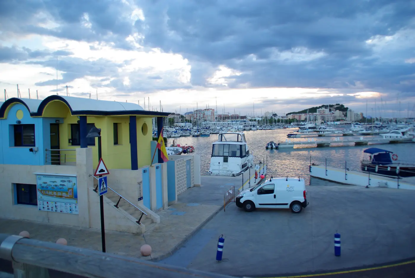 Marina i port w Denii z górami w tle