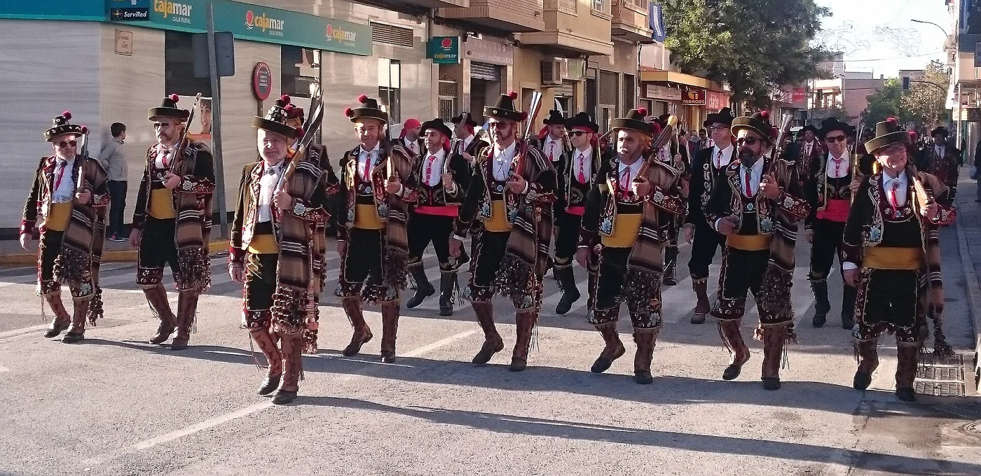 Grupa festera w tradycyjnych strojach podczas parady Moros y Cristianos (zdjęcie poglądowe z Monforte del Cid — ta sama tradycja, inne miasto)