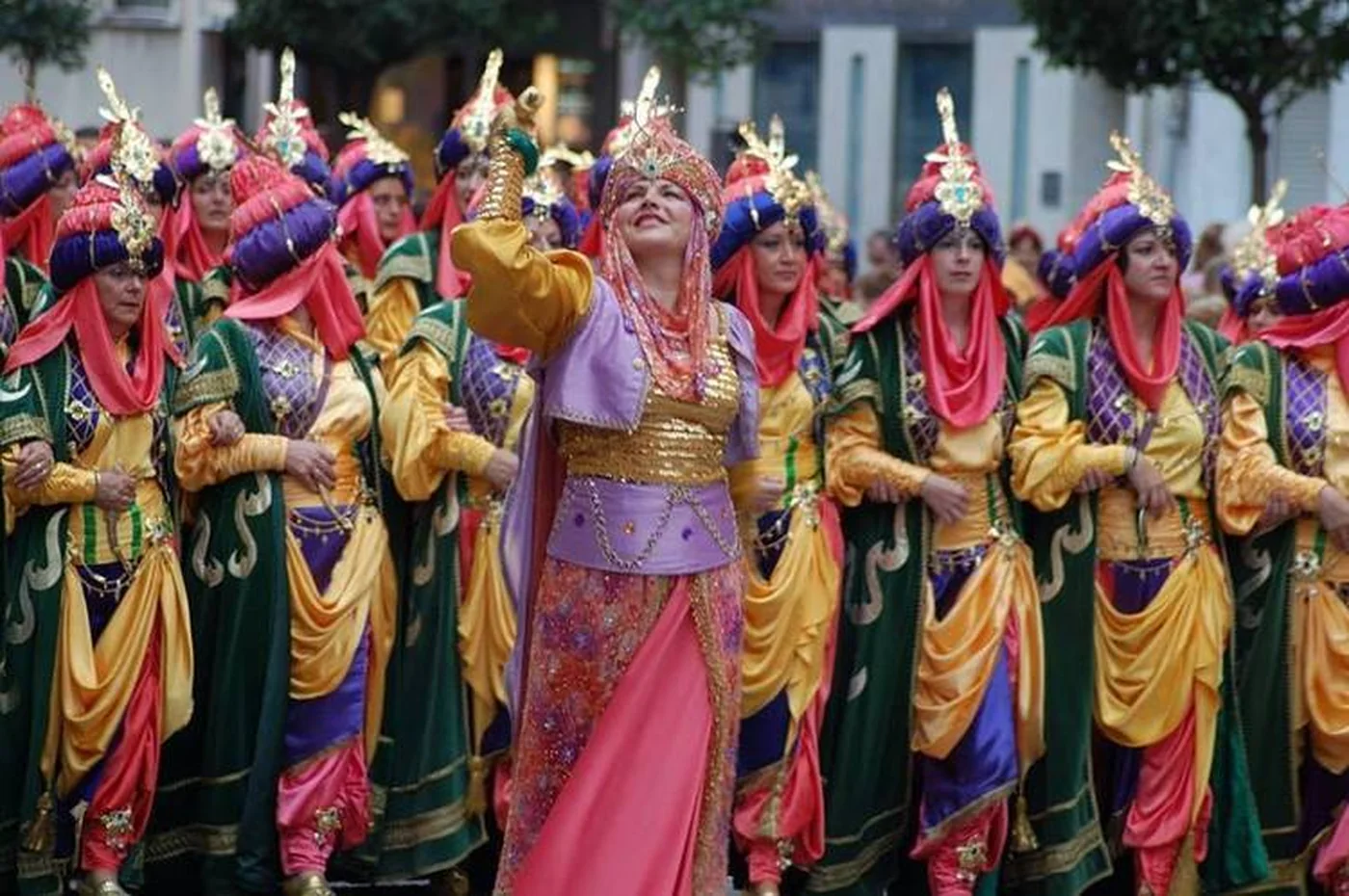 Grupa festera w barwnych strojach mauretańskich podczas parady Moros y Cristianos (zdjęcie poglądowe z Villeny — ta sama tradycja, inne miasto)