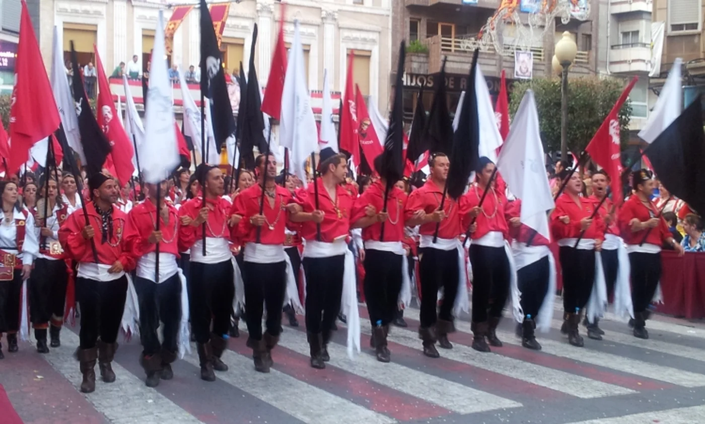Grupa festera w strojach podczas parady Moros y Cristianos (zdjęcie poglądowe z Villeny — ta sama tradycja, inne miasto)