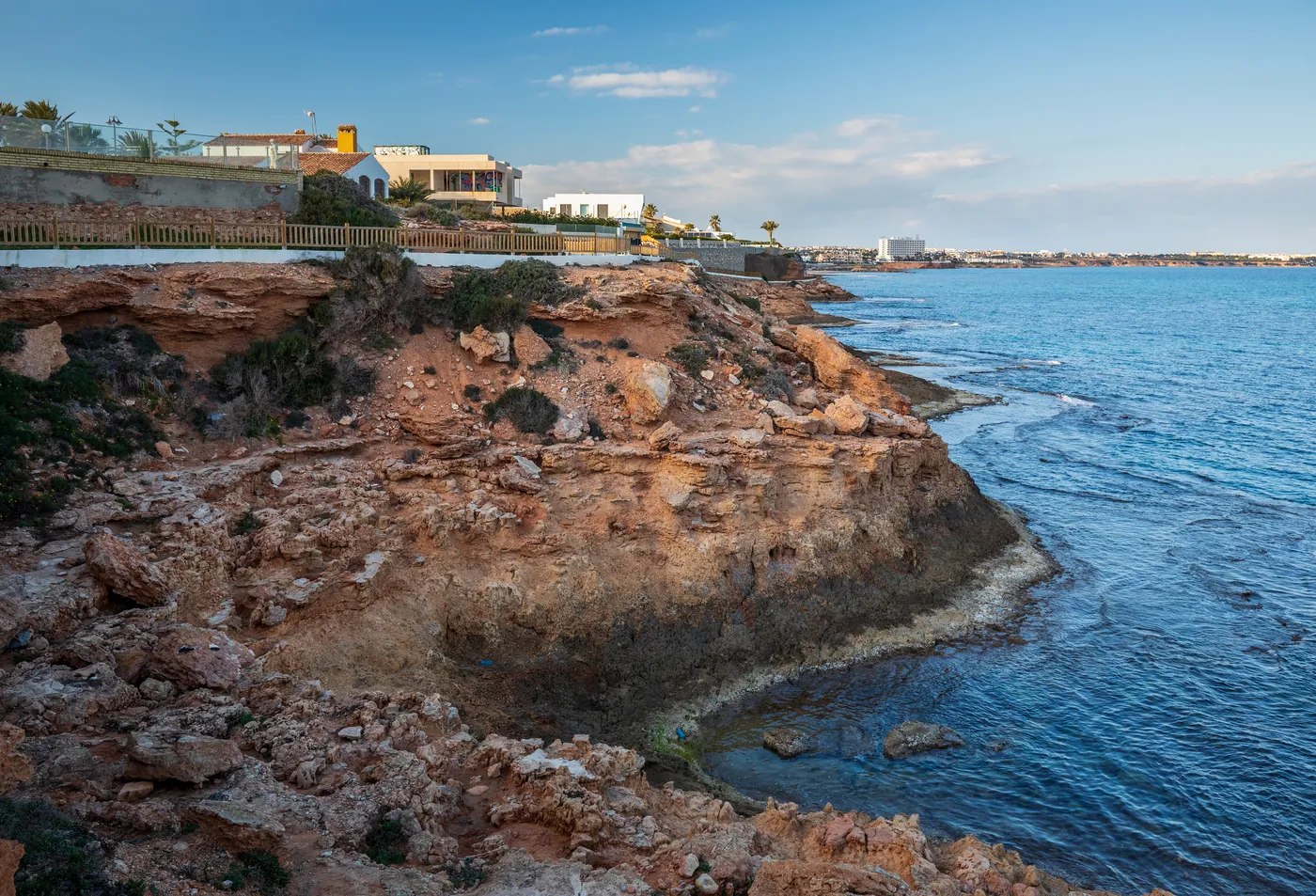 Klifowe wybrzeże Cabo Roig w Orihuela Costa