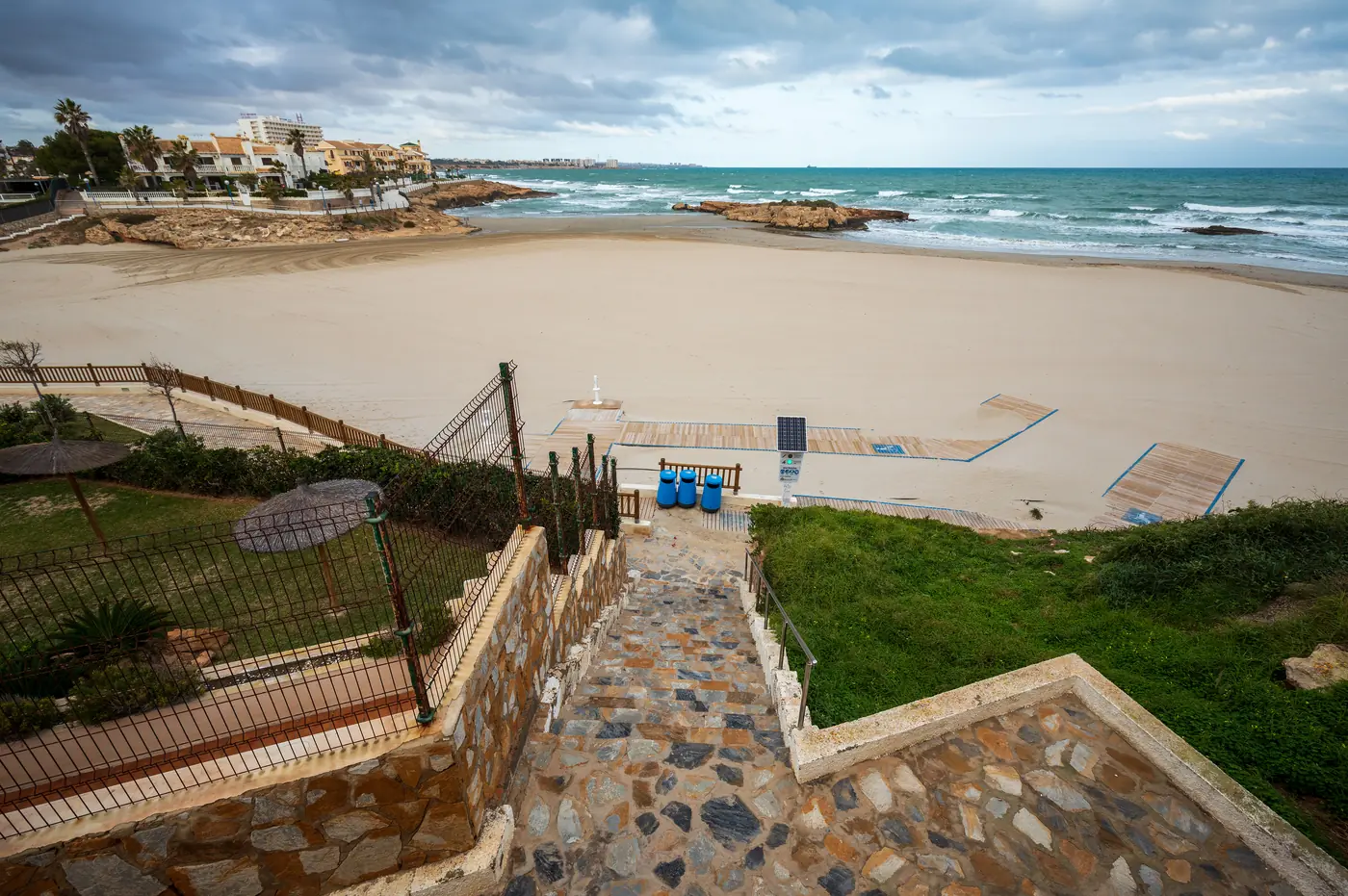 Kameralna zatoczka Cala Capitán w Cabo Roig