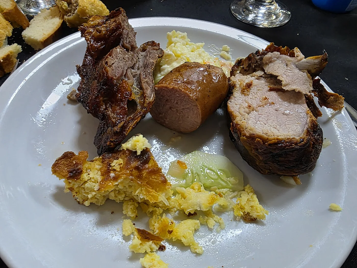Parrillada argentyńska z żeberkami, kiełbaskami i mięsem — zdjęcie poglądowe