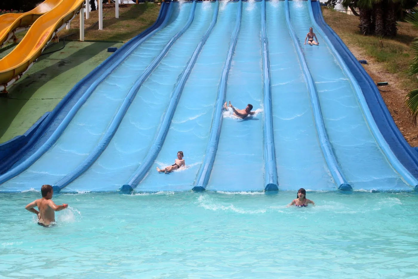 Zjeżdżalnie wodne w parku Aquopolis Torrevieja