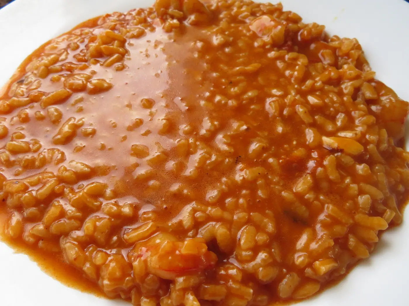 Arroz caldoso z owocami morza w misie — zdjęcie poglądowe