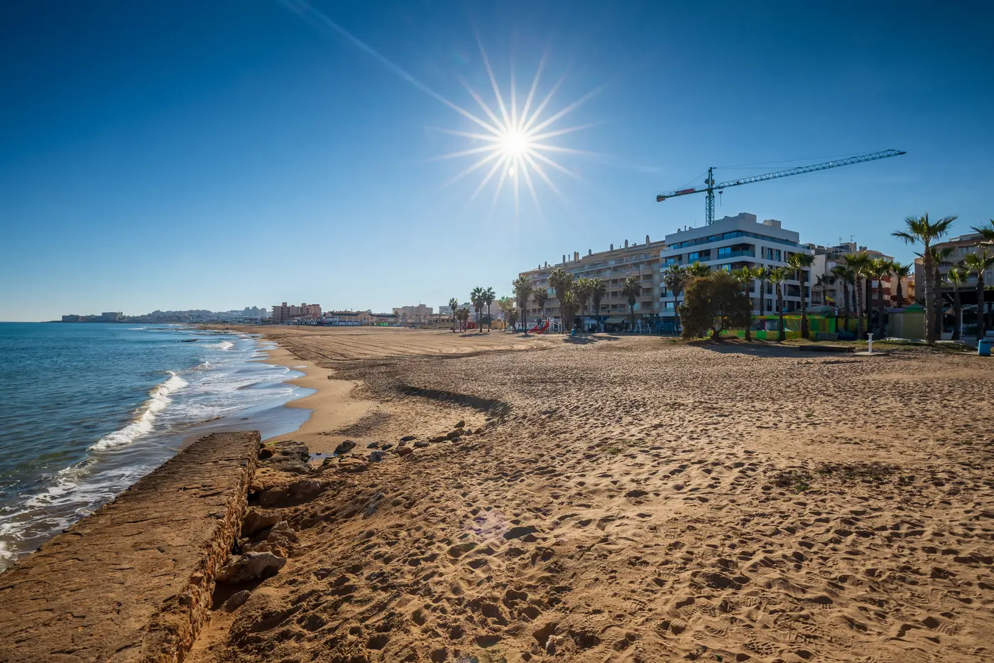 Plaża La Mata w stronę południową, w tle zabudowa wioski