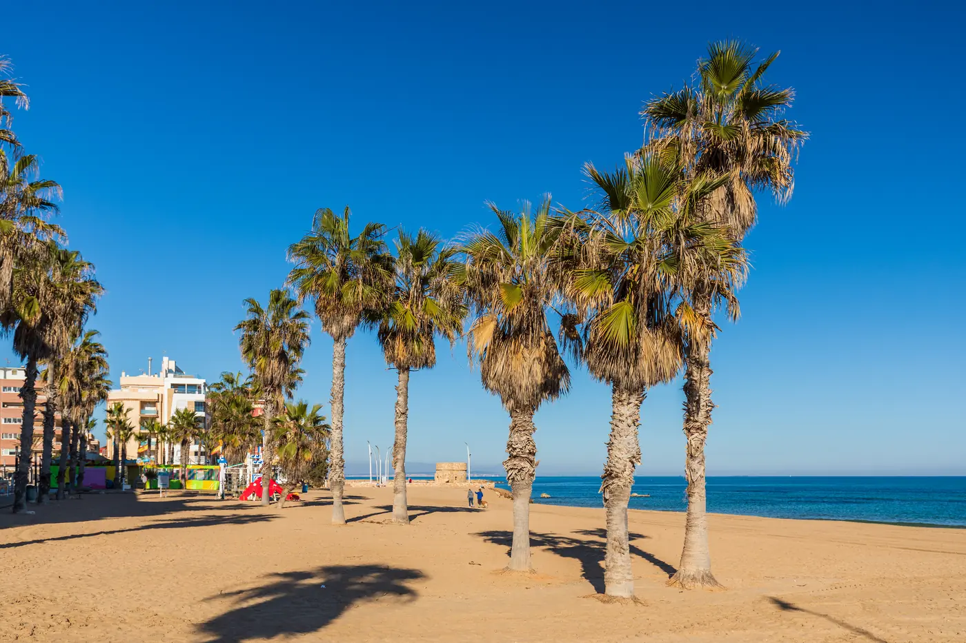 Szeroki piasek plaży La Mata w Torrevieja