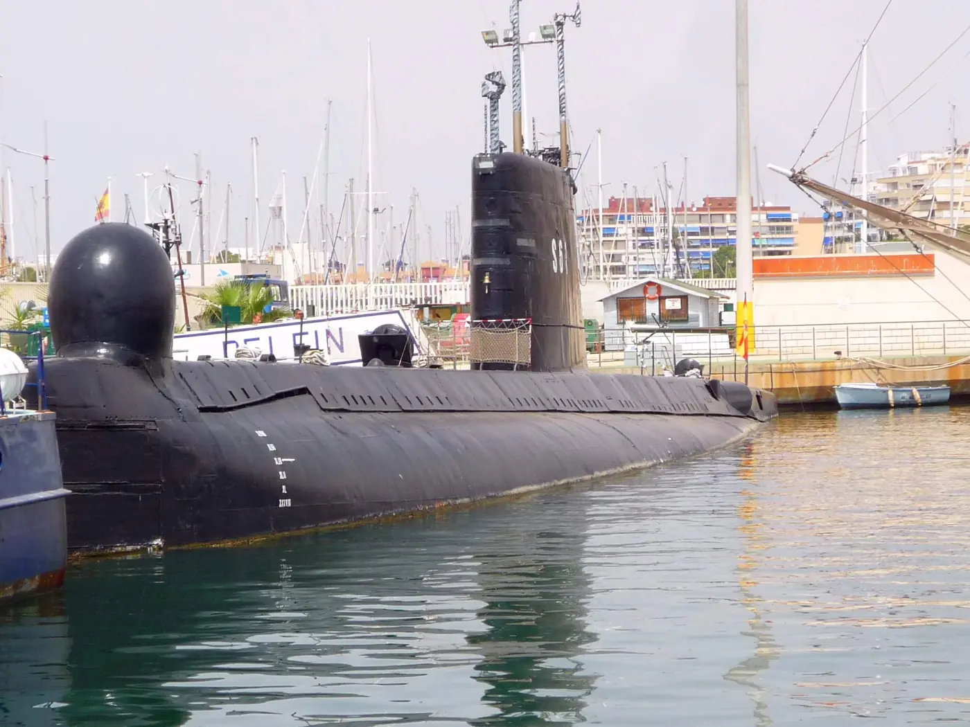 Port w Torrevieja z zacumowanymi jednostkami muzealnymi