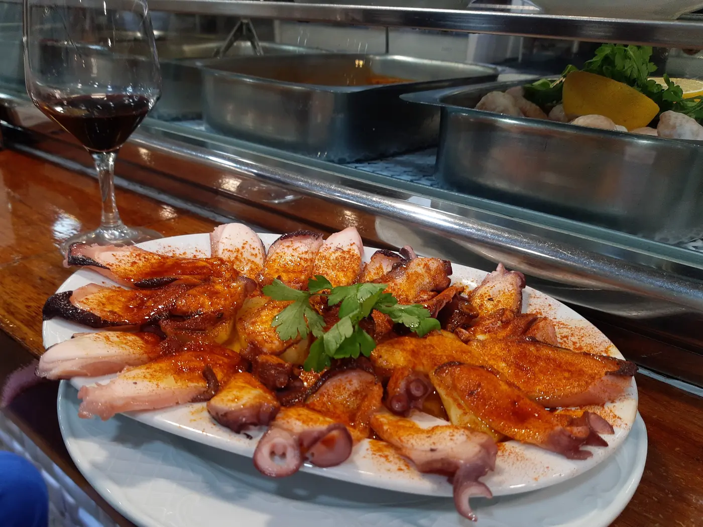 Pulpo a la gallega na drewnianym talerzu — zdjęcie poglądowe