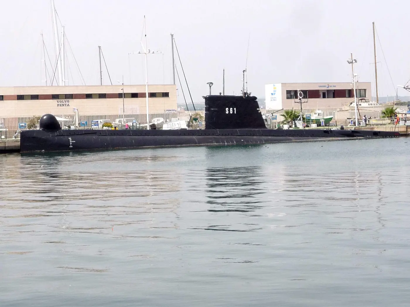 Okręt podwodny S-61 Delfín zacumowany w porcie Torrevieja