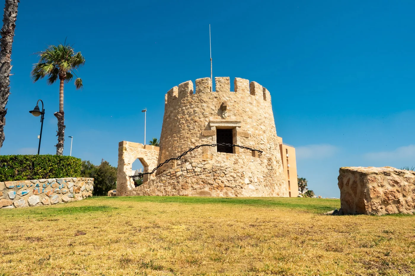 Cylindryczna średniowieczna Torre del Moro na Cabo Cervera w Torrevieja