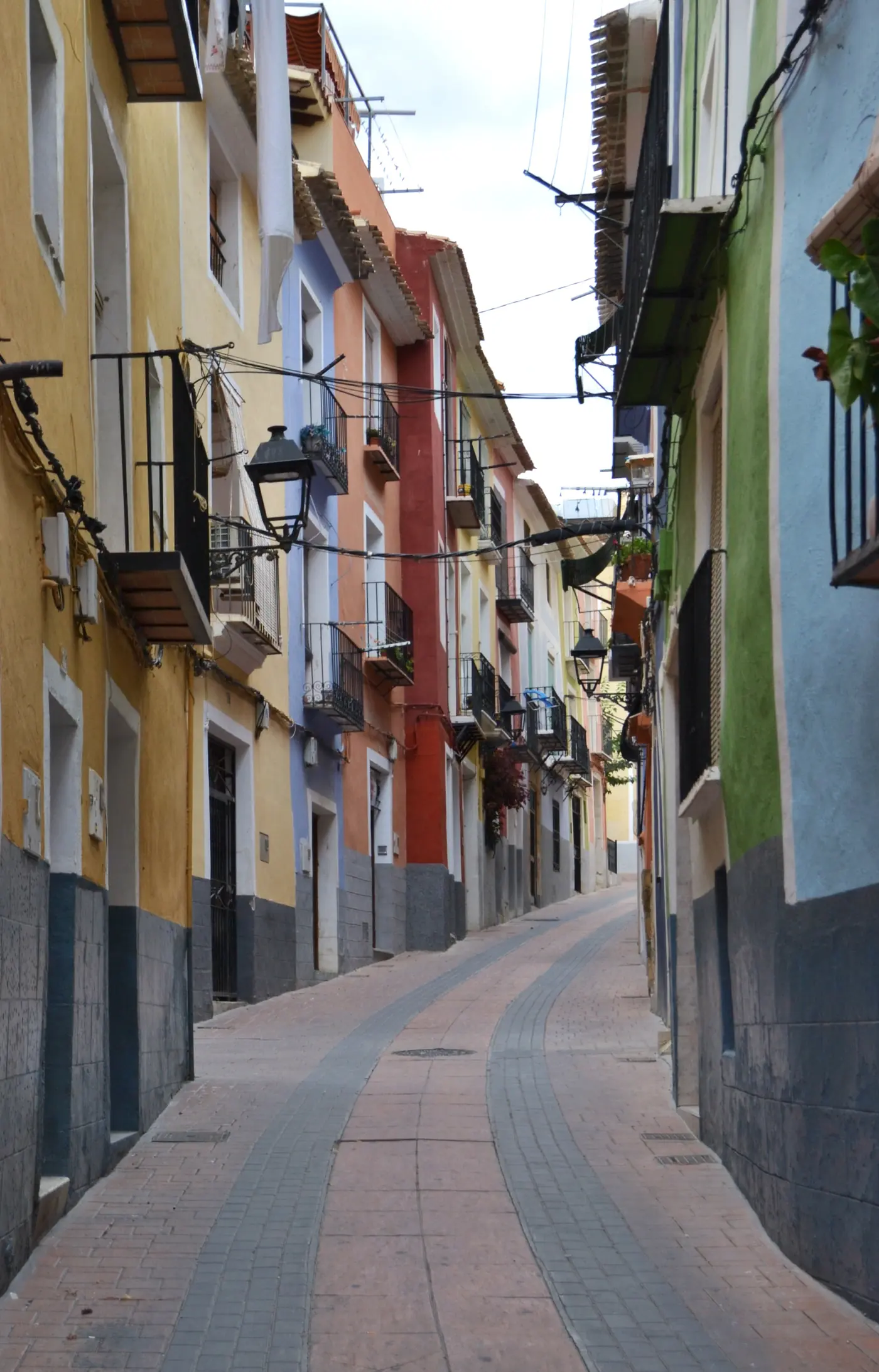 Carrer Major w Villajoyosie z kolorowymi kamienicami