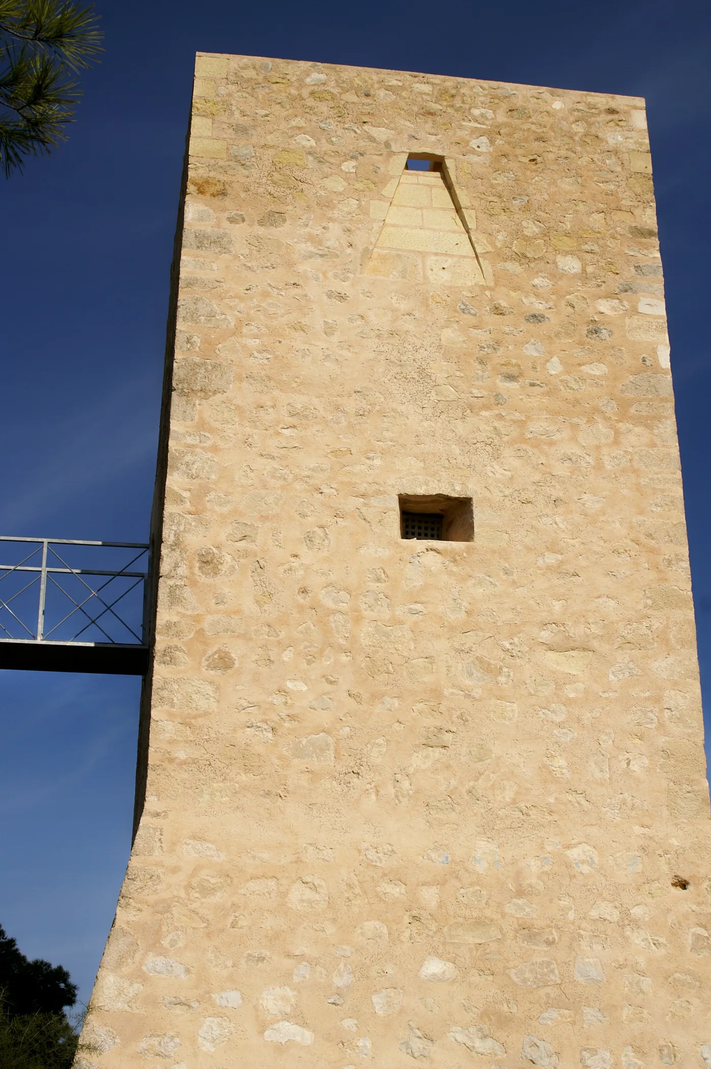 Torre de l'Aguiló, wieża strażnicza na klifie między Villajoyosą a Finestrat