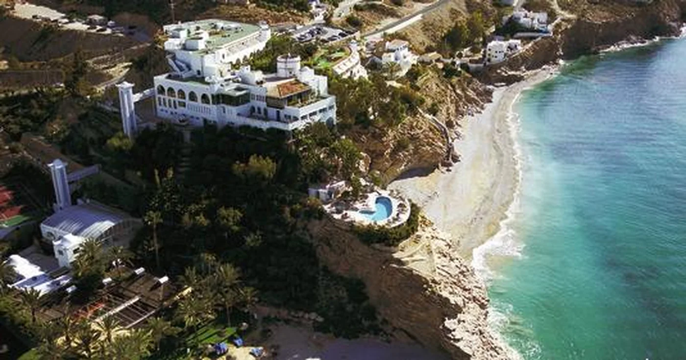 Hotel Montíboli na klifie nad własną zatoczką w Villajoyosie, widok z lotu ptaka