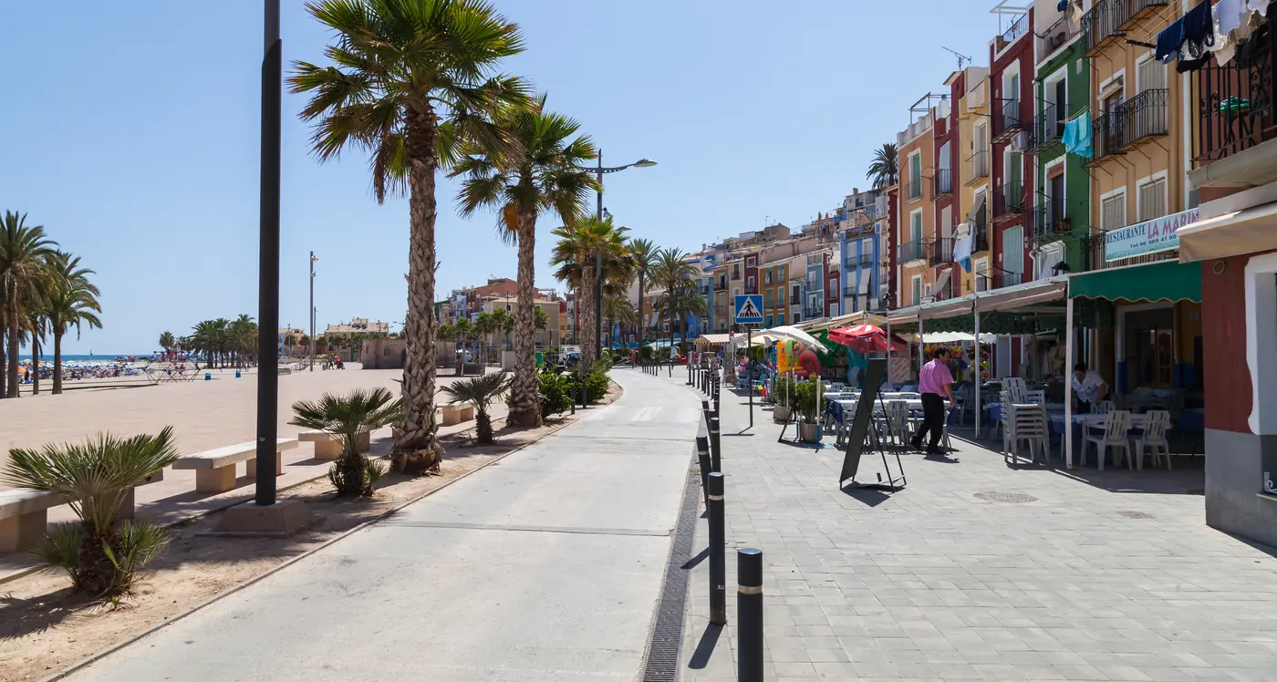 Plaża Centro w Villajoyosie z falochronem