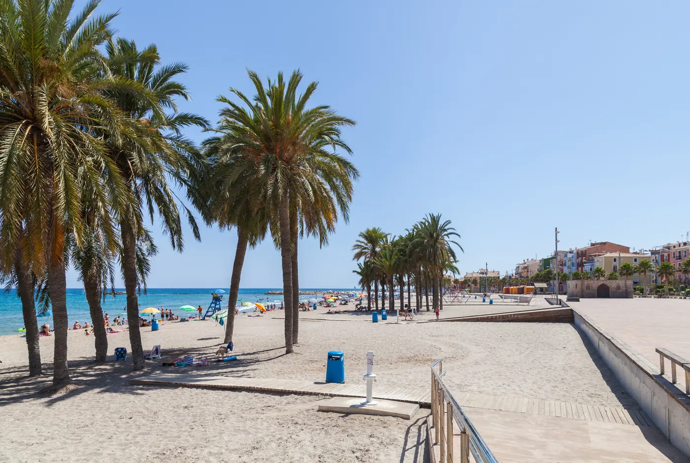 Plaża Centro w Villajoyosie ze starym miastem w tle
